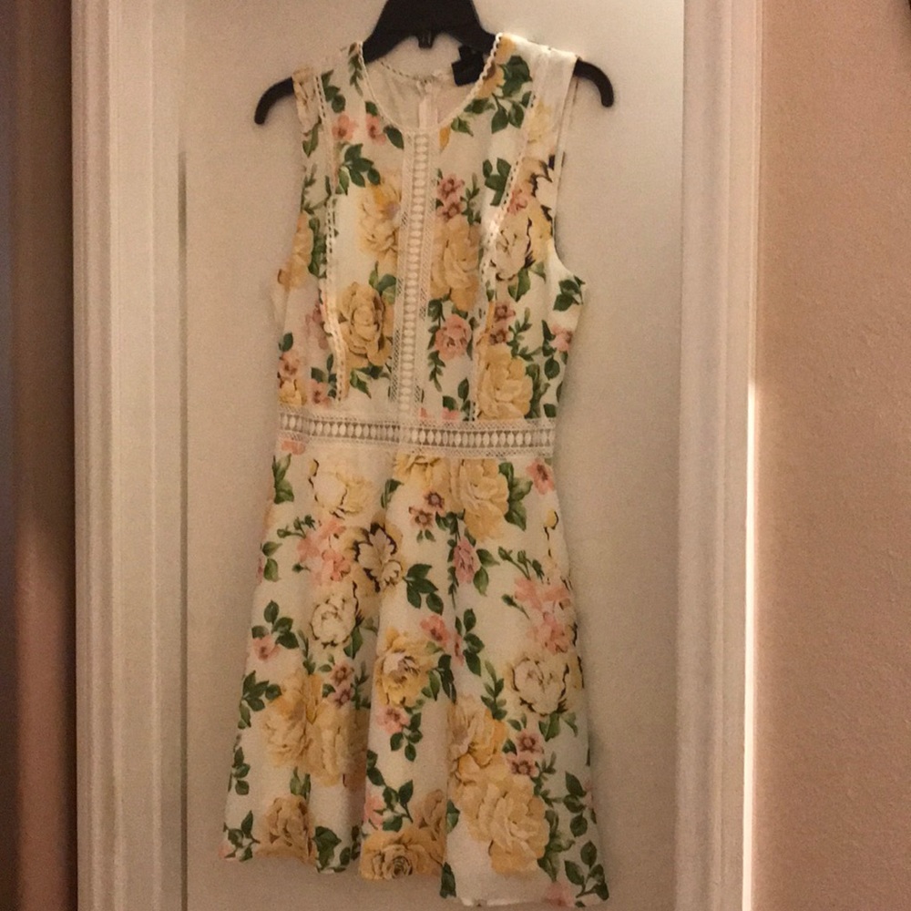 Spring dress - Picture 2 of 4